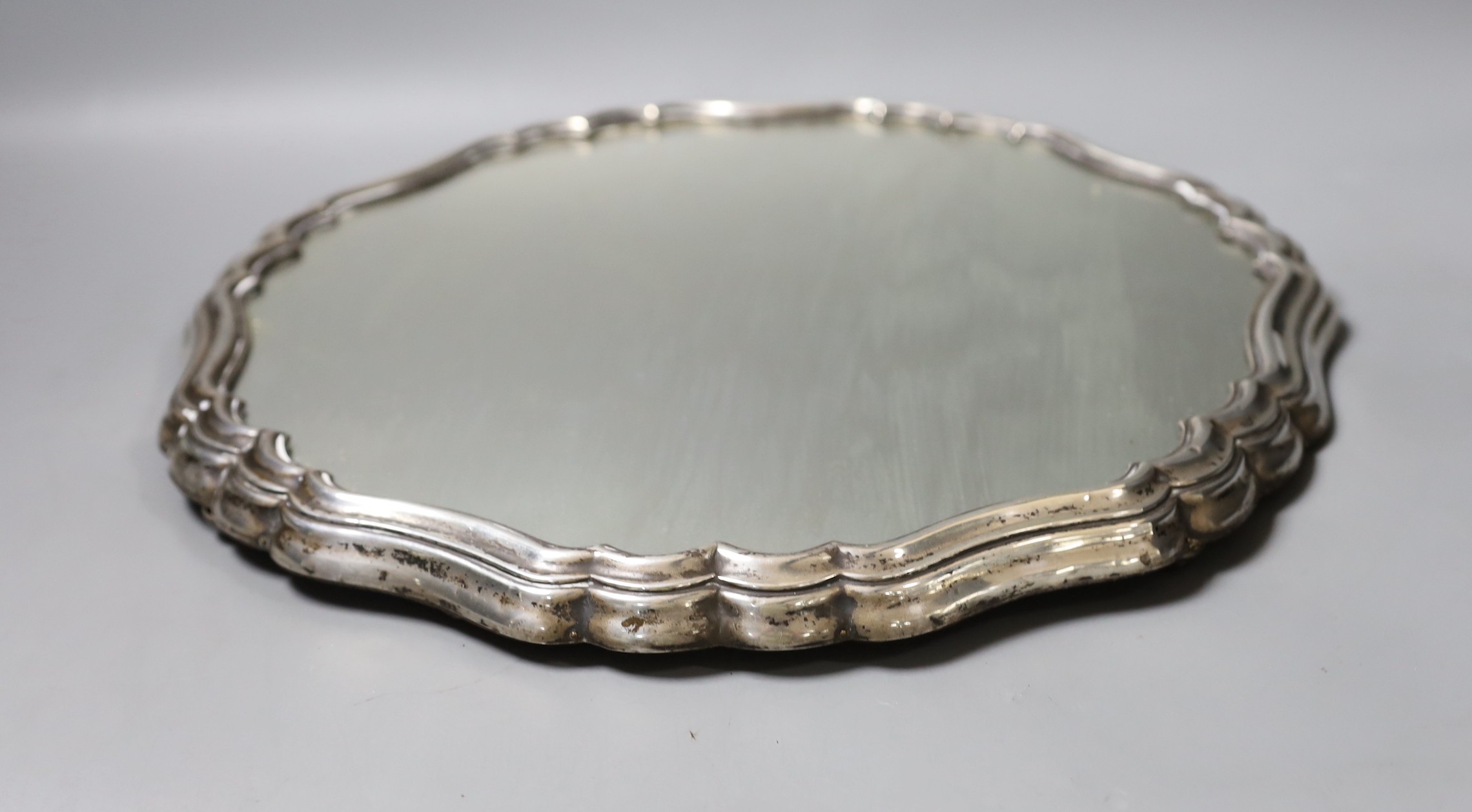 A mid 20th century Italian 800 standard white metal mounted mirrored cake plateau, 37cm.